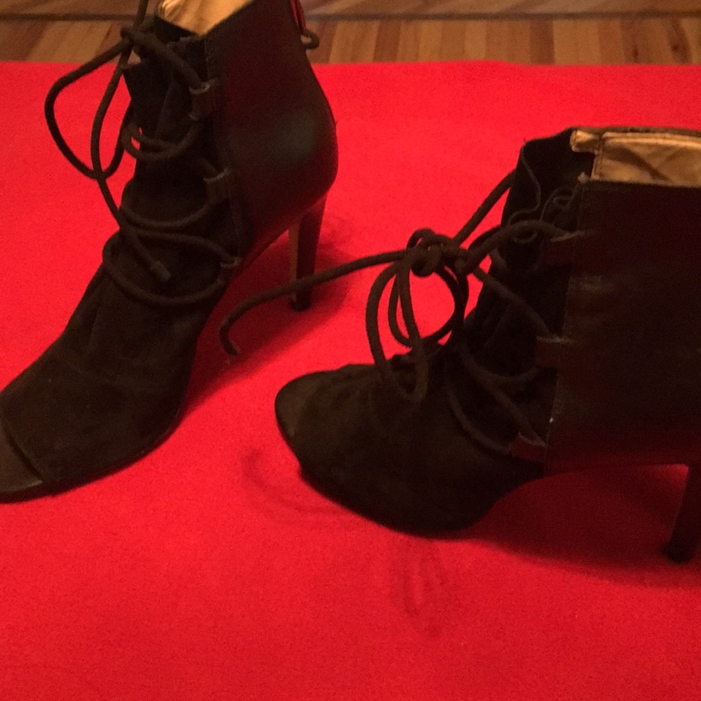 1 pair of black heels